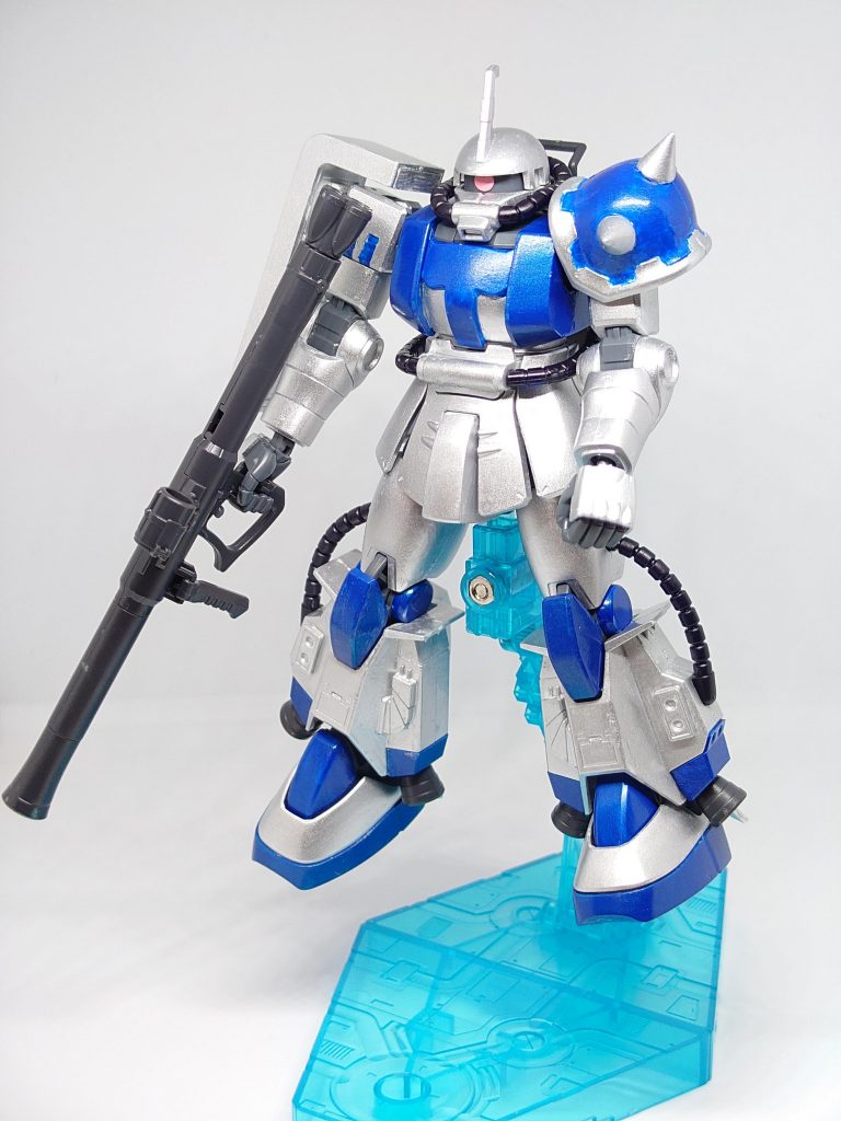 マツナガザクをベースにシルバーとメタリックブルーに彩られた機体は全て筆塗り。余り情報量を多くしすぎないように、シンプルさを心掛けました。　