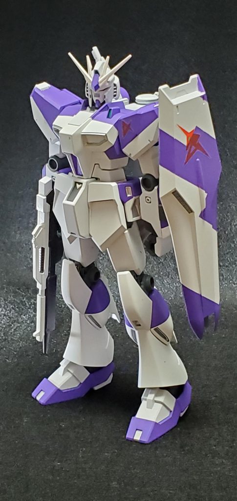 正面。あたりをつけやすいところを基準にマスキングしてパープルとニューホワイトで塗り分けました。スラスター系はシャインシルバー。滲みが怖かったのでスミ入れはほとんどしてません。