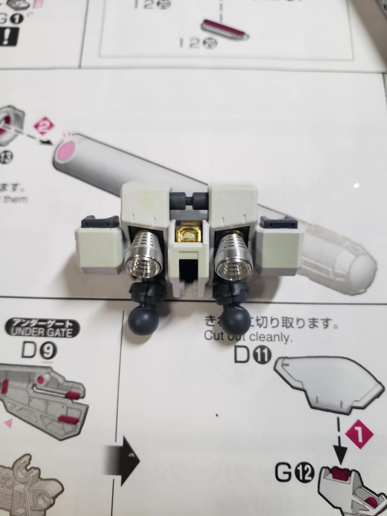 バックパックのスラスター部分にメタルパーツに差し替えを。