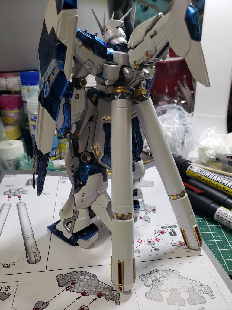 フィンファンネル無し状態での後ろ姿です。ガンダムマーカー各色をエアブラシシステムと直塗りを分け細かい部分も塗装しました。久しぶりのRG。作っていてワクワクしてしまいました。雑な説明で毎回申し訳ありません。