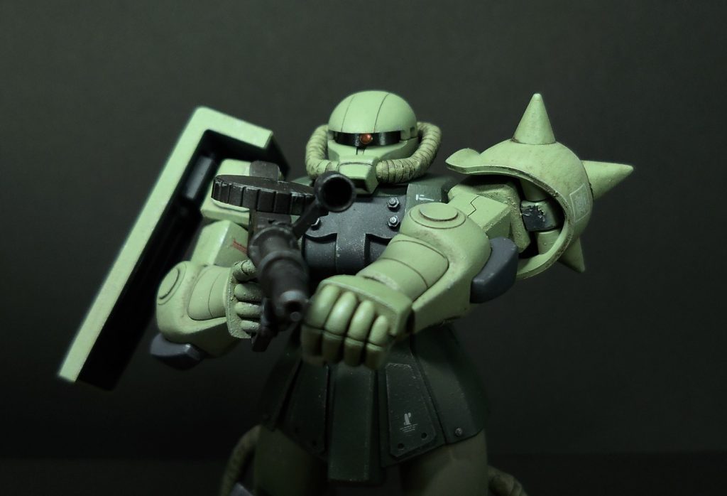 ザクマシンガンのポーズ！肩のポリキャップの塗装が剥げてしまった。 次回以降は注意します…