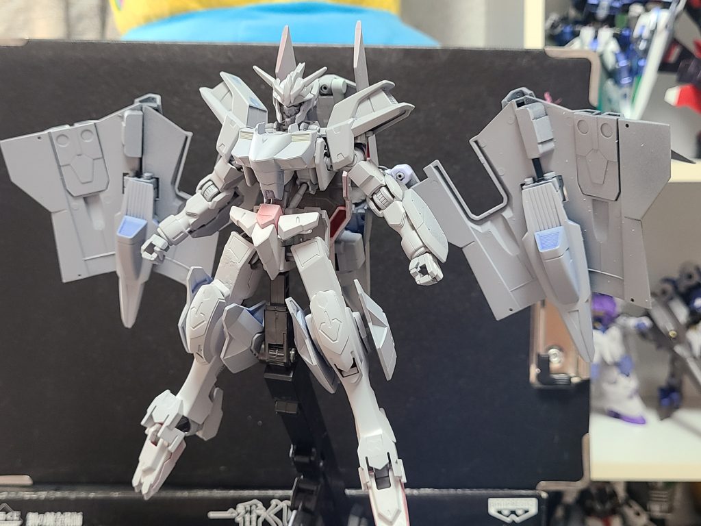 今回初めてサフを吹きました。サフを吹いた姿がなかなかカッコいいです!ここからひたすらガンダムマーカーで各所を塗っていく作業は大変だったけど。