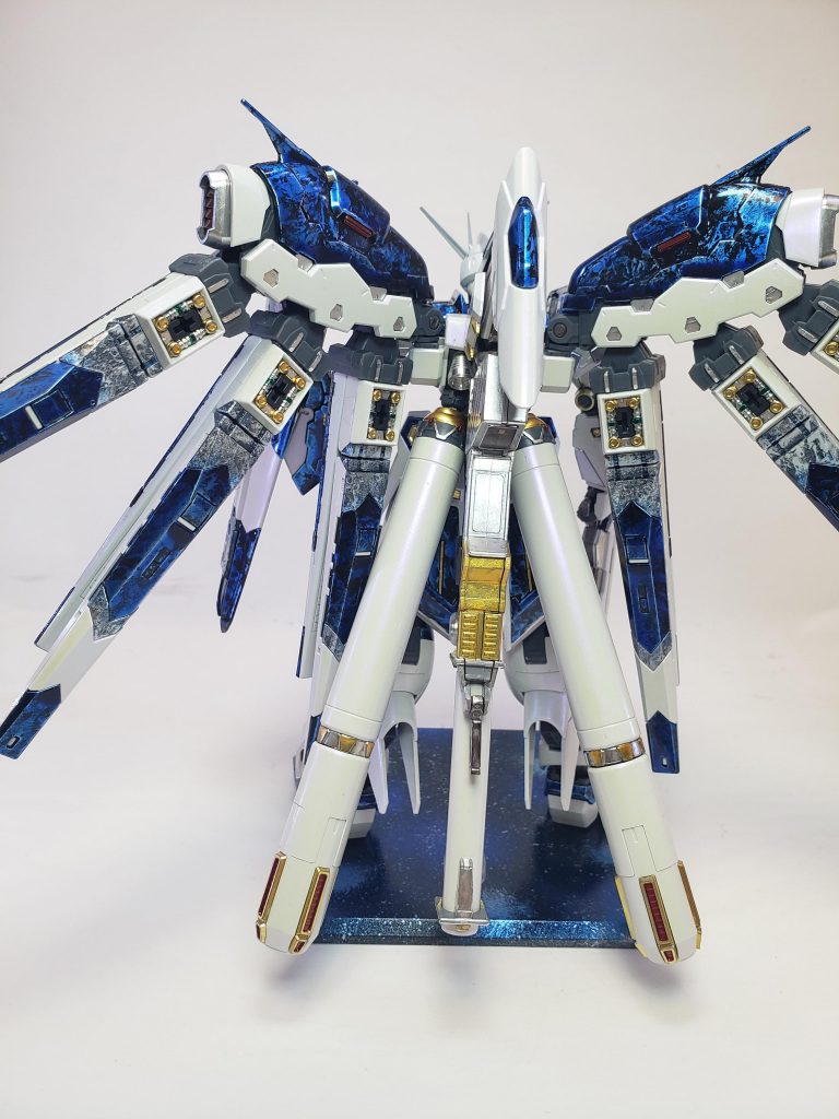 要所要所にガンダムマーカーEXシリーズのロイヤルメタレッド、ヘビーガンメタリック、ルミナスグリーン、コスモメタブルー、シャインシルバー、イエローゴールド、ホワイトゴールドを使用してます。白パーツには、Mr.クリスタルカラーのアメジストパールを塗装しています。ラップ塗装のクリアカラーにディープクリアブルーを使用し深みのある感じにしました。