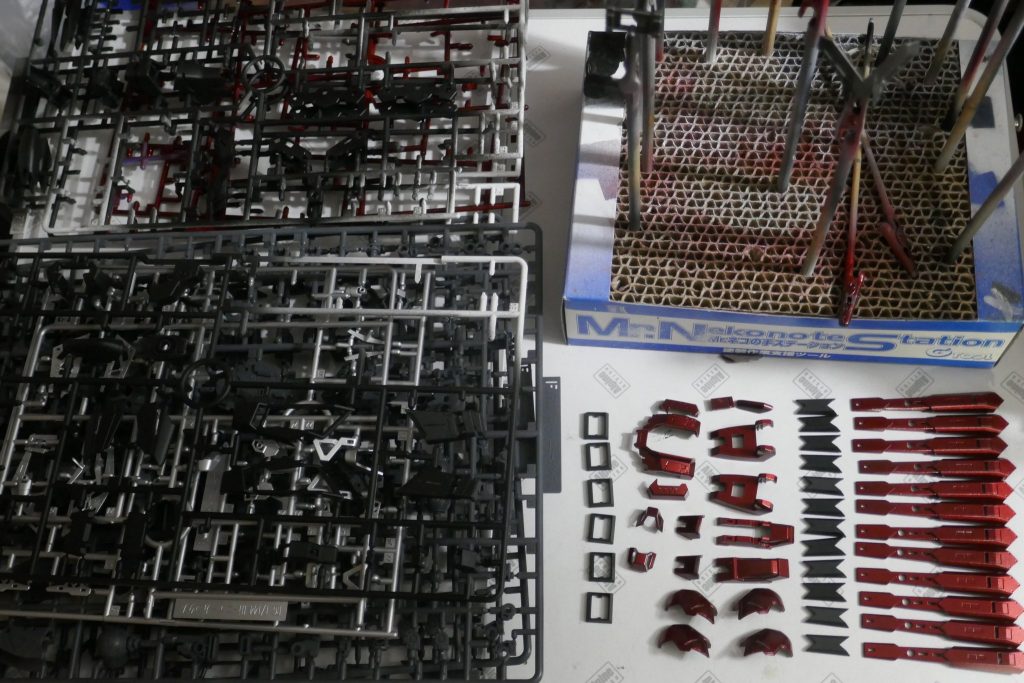 パーツがあまりにも多いので、アンダーゲートを活用して多くはランナー塗装で仕上げています。そのため表面処理をほぼやってません()