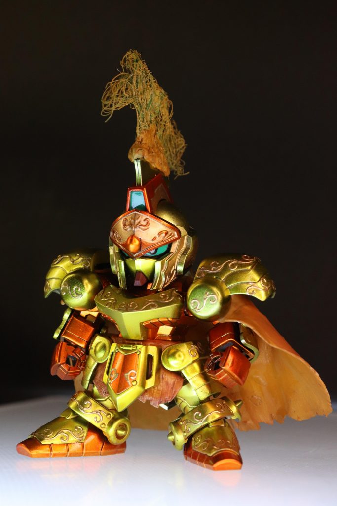 全体的にシルバーをベースに各クリアカラーで色分け。頭頂の樹木部分は不要なケーブルの銅線を束ねて作成。