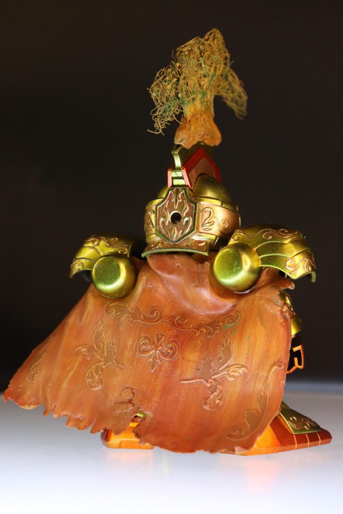 腰部分の布とと背面のマントは澱粉樹脂で作成して薄汚れた感じに筆塗り。