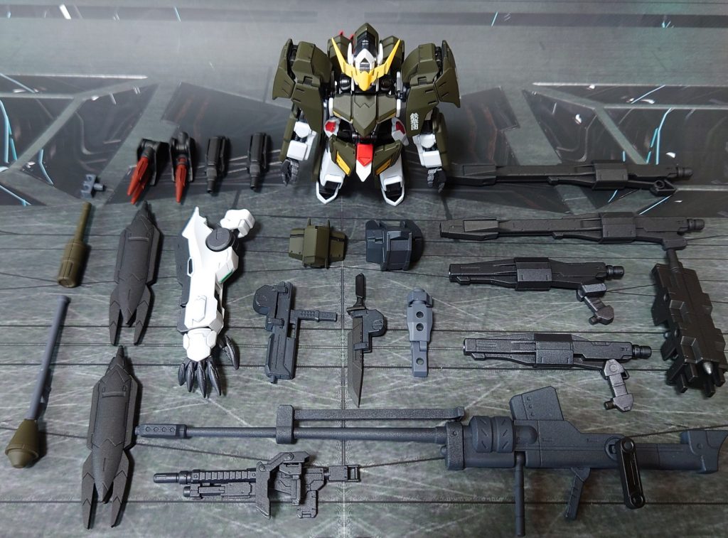 装備一式。フラウロスのロングキャノンとショートキャノン、雑誌付録の210mm対物ライフルとパイルバンカーシールド、境界○機シリーズのライフルとナイフ、速射拳銃、他社パーツのグレネード、パンツァーファウストを装備。