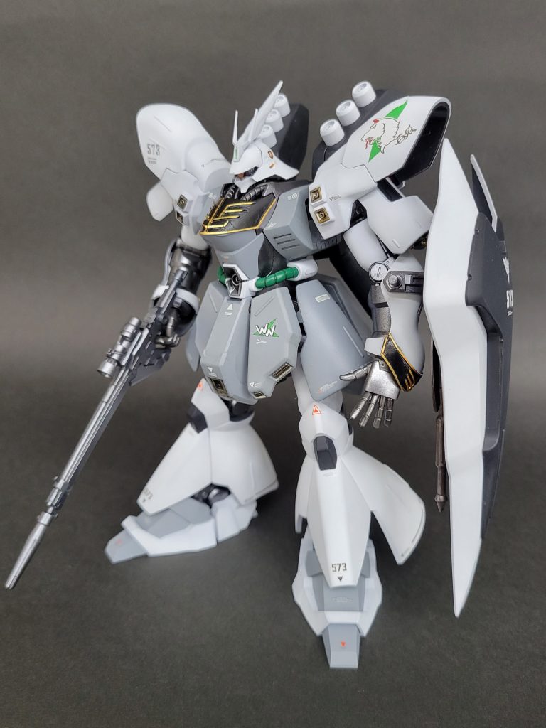 ボディの白は、クレオスのフラットホワイト。グレー部は、タミヤのニュートラルグレーを使用。