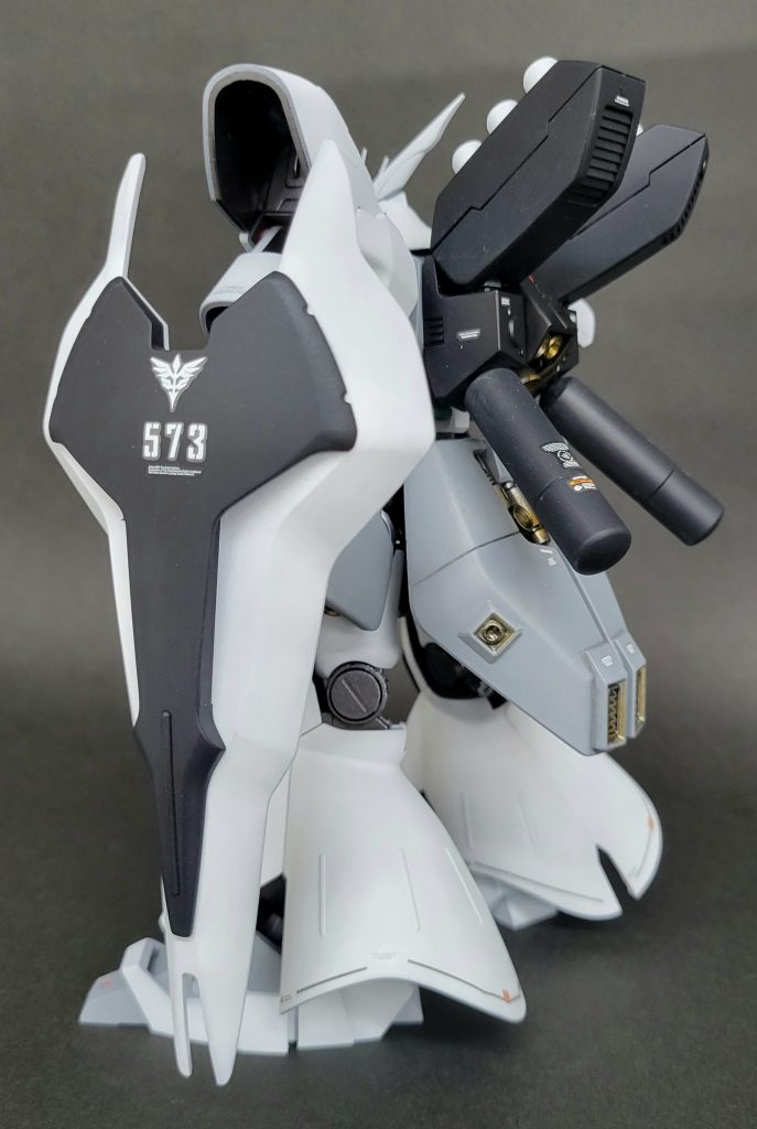 バックパックやシールドの黒い部分には、タミヤのフラットブラック。