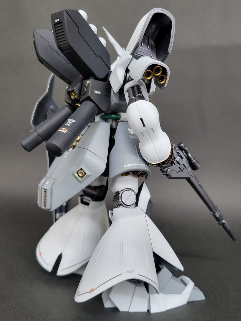 関節部は、タミヤのガンメタル。バーニアはタミヤのライトガンメタルで塗装後、ウオッシングしてクリアオレンジを吹きました。