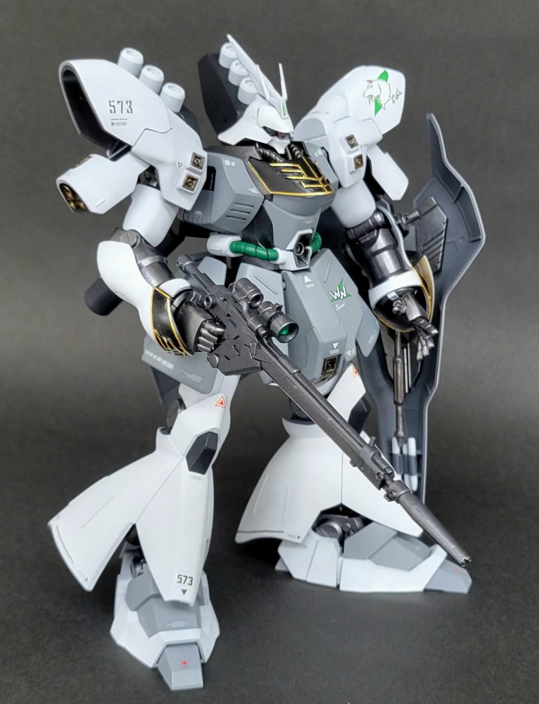 武器はシナンジュのビームライフルに、MGザクのヒートホークを装備。