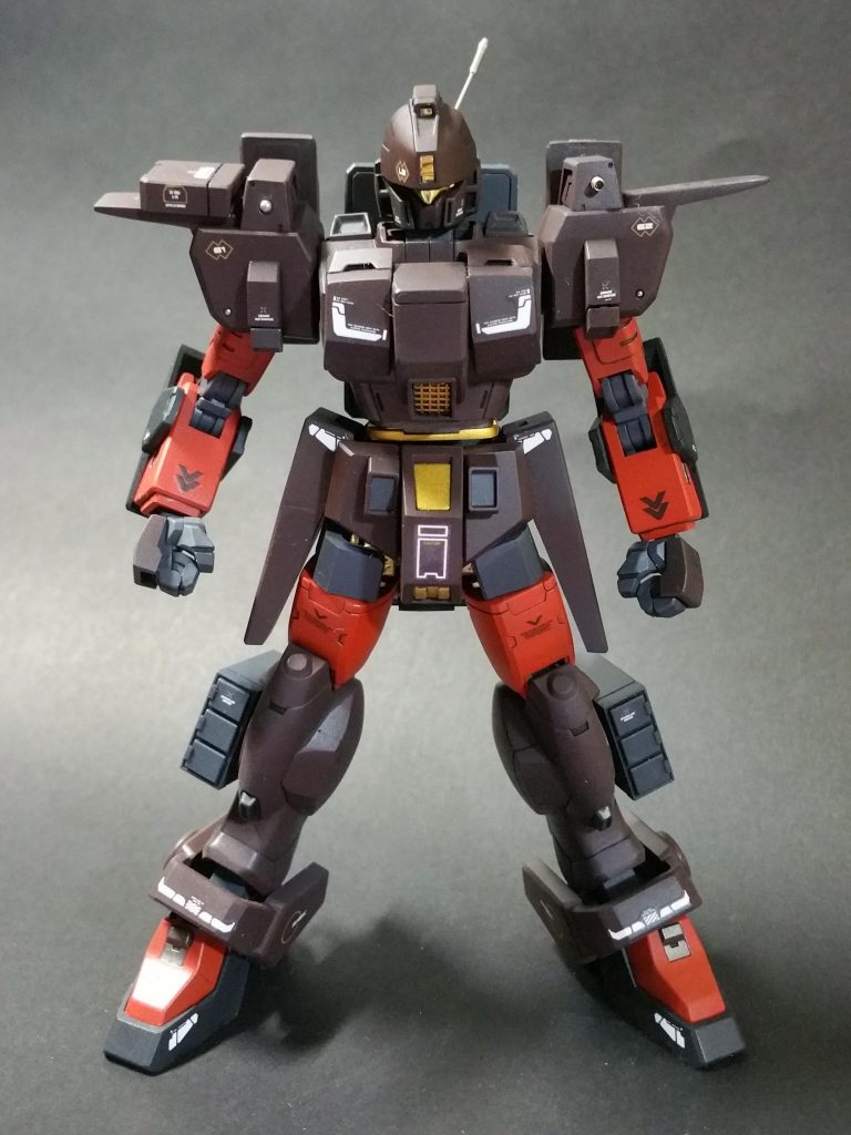 武器無しで正面から。下半身や腕はヘビアを使用し胸にBD1、頭はジムカス、バックパックはK9とジム系のパーツを盛り合わせてみました。