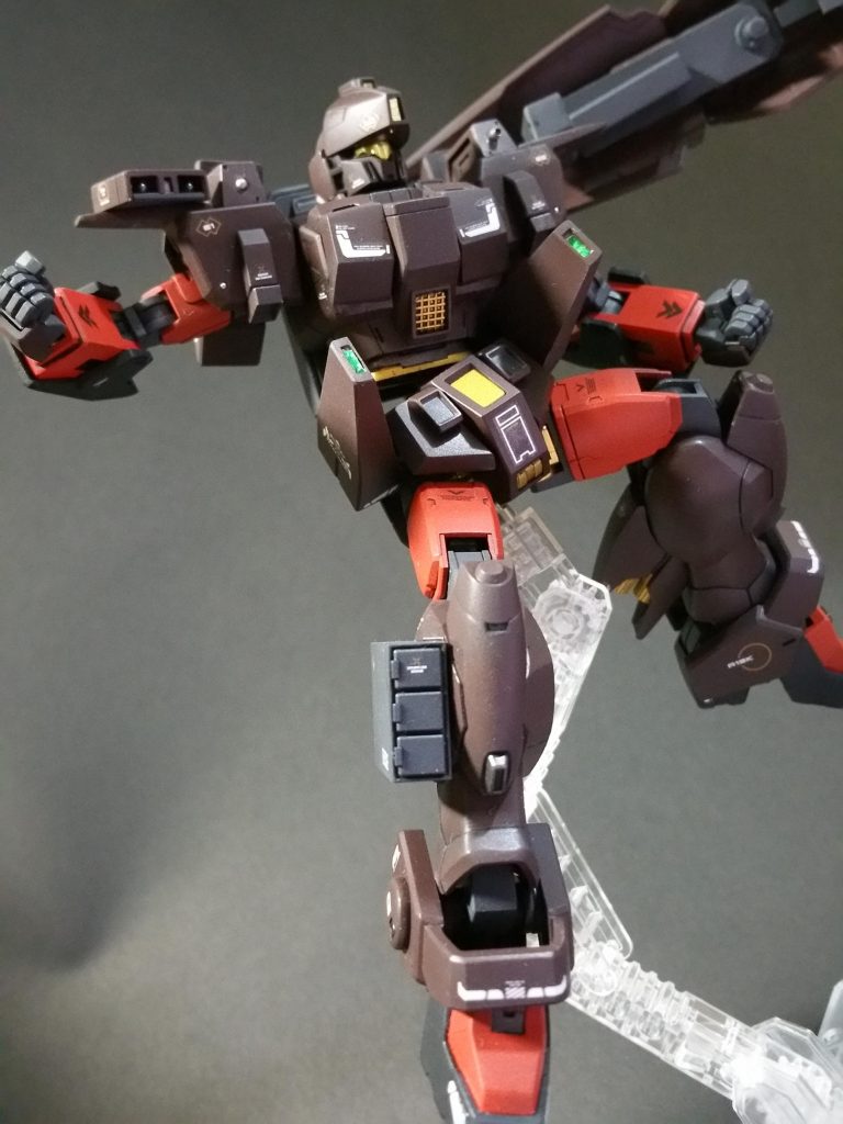 内臓火器として脚部にミサイル、サイドアーマーにビーム砲、尻にグレネード、肩部にミサイルとバルカン砲とヘビアベースなので色々盛り込んでみました！　シールドの先端にもガトリングついてるけど見えない……