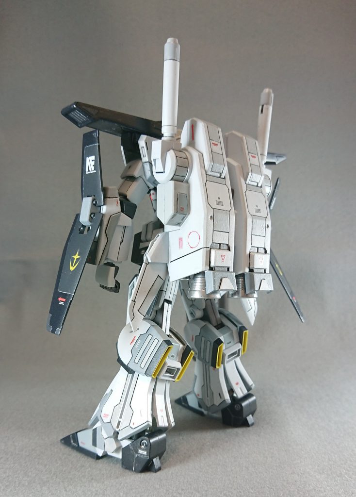 バックパックもスジボリを入れて情報量を増やしてます。噴射ノズルはNASAのロケットを参考にメッキシルバーで仕上げてます。