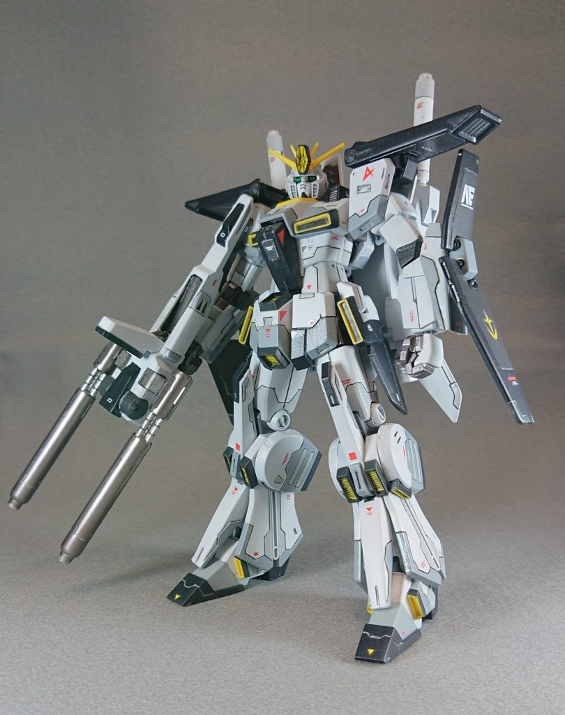 HG ZZガンダム をベースにスジ彫りしてディテールを増やしてみました。νガンダムのカラーリングを模倣してます。