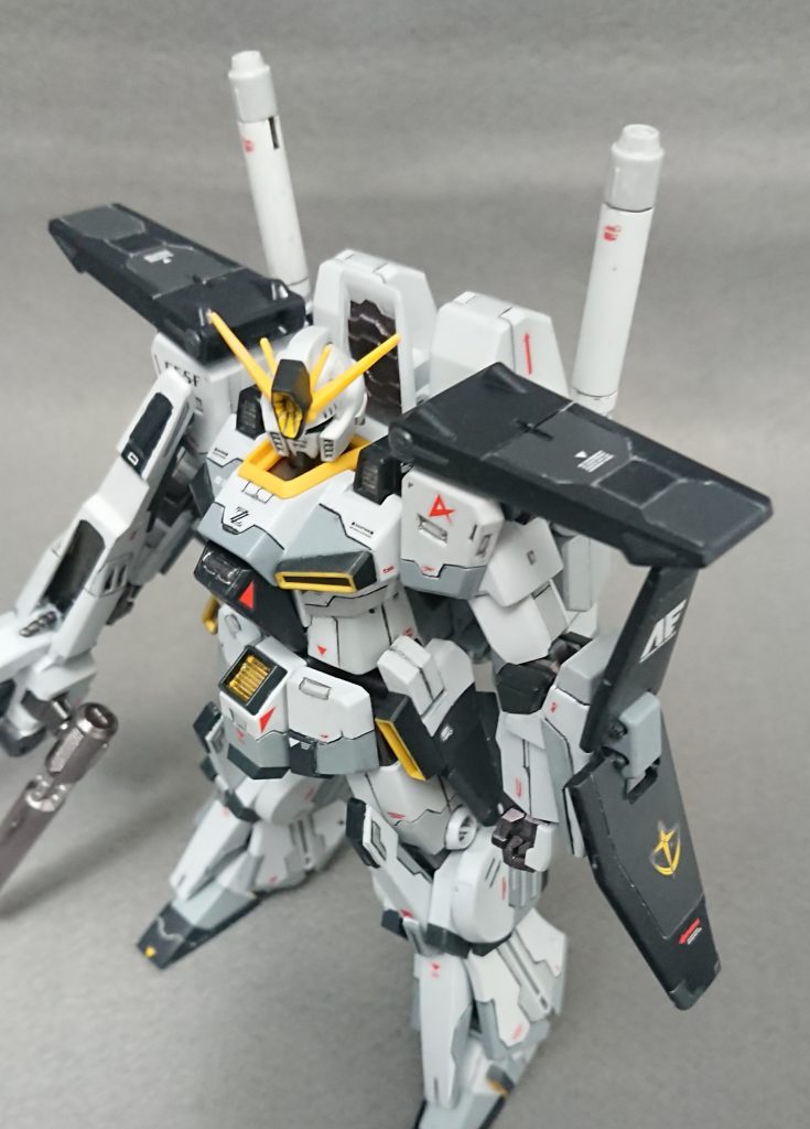 肩パーツもスジボリでディテールアップをしてみました。  頭の後ろの襟部分はプラ板で機械チックな印象にしてみました。