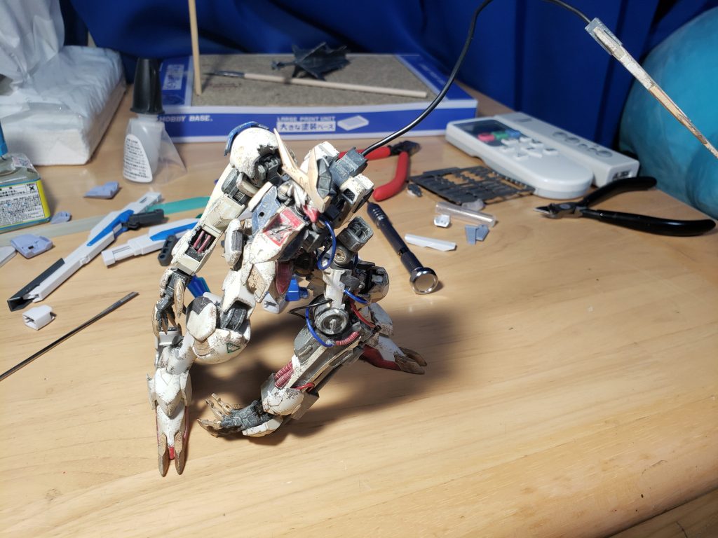 腕がでかいので、こういうポーズをすると手を地面に引きづる感じになります。なんというか、力強い感じもいいですが、僅かな力を振り絞って動いてる感じもいいですね。