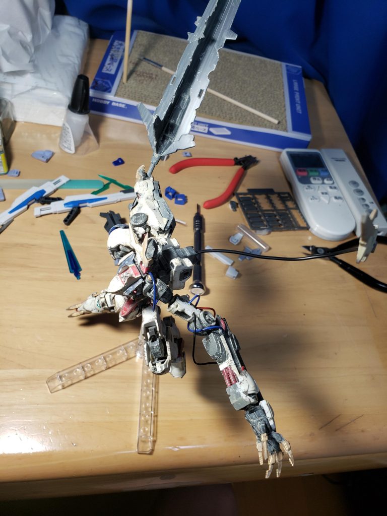 ((三日月の魂)) ...いくぞ...バルバトス....!!!こっちを殺す気でやってくるような大胆なポージング。やはりバルバトスはこういった攻撃的なポーズが良いですね!