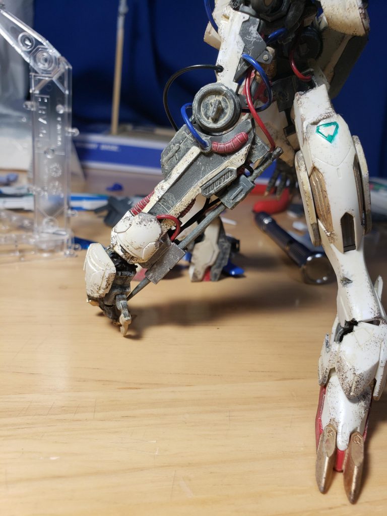 マイクロダインスレイヴ。腕の下に着いている巨大な弾頭のレールガンである。こいつを発射する莫大な電力を補うため、沢山の電力パイプが飛び出しているが、加速器が非常に短いため、十分な弾速を得るには必要な電力充填には時間がかかる上、その割に合わないぐらい射程もかなり短い。そのため、近接戦でパイルバンカーとして使う方が適しているのかもしれない。