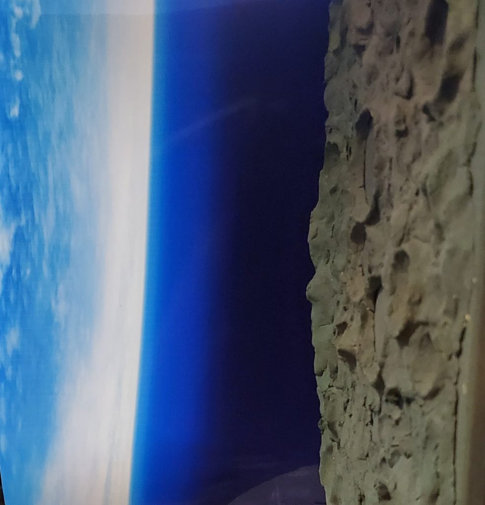 縦置きにして背景を差し替えれば降下寸前のアクシズに!