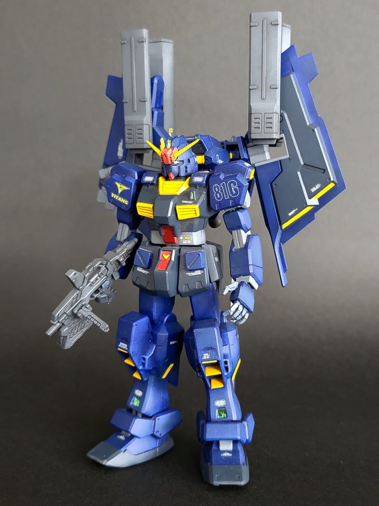 他のモビルスーツと並べても違和感のないように、「電撃ホビー」のオマケヘイズルを組み合わせて、脚部、胸部を小型化。