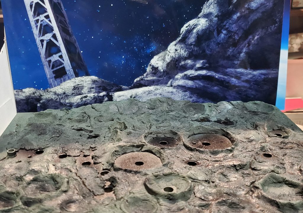 アクシズ風台座100均の木かる粘土の中にアクションベースを埋め込んでいます