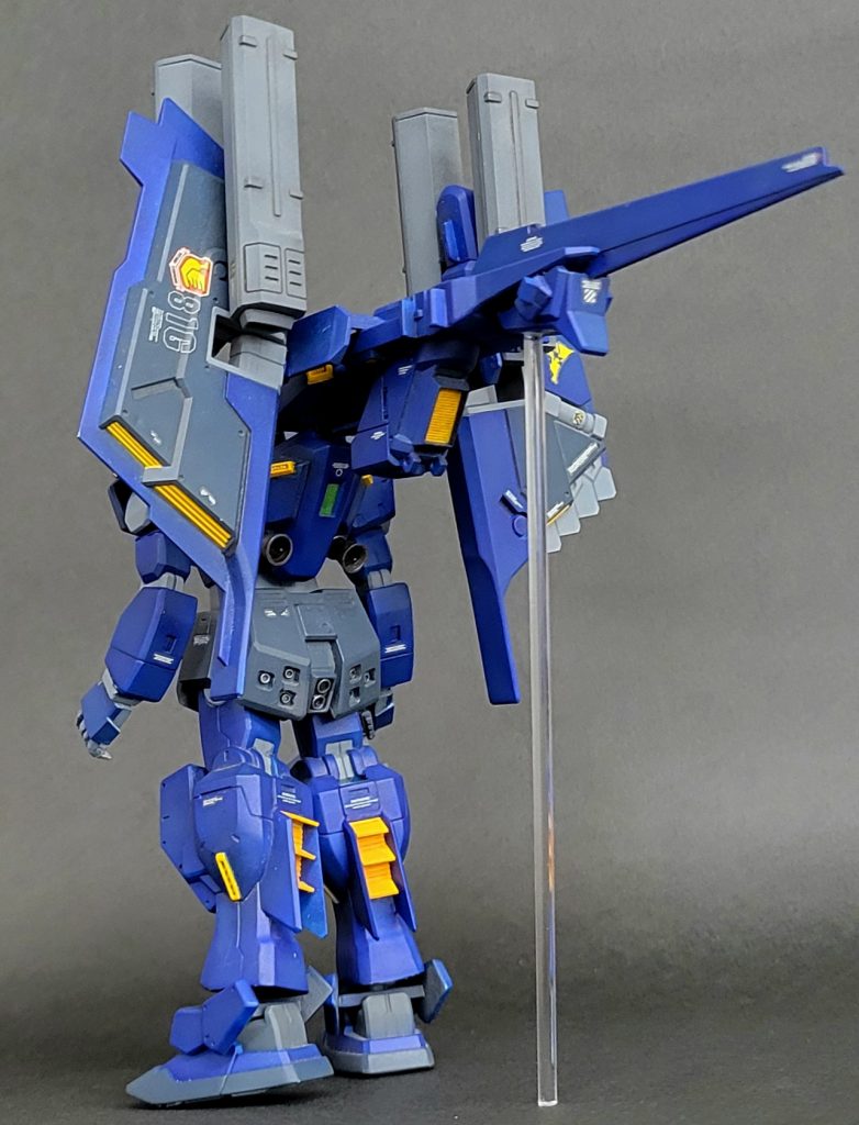 青は、タミヤのフラットブルー。黒は、クレオスのネイビーブルー。関節部、ミサイルはタミヤのニュートラルグレーを使用。