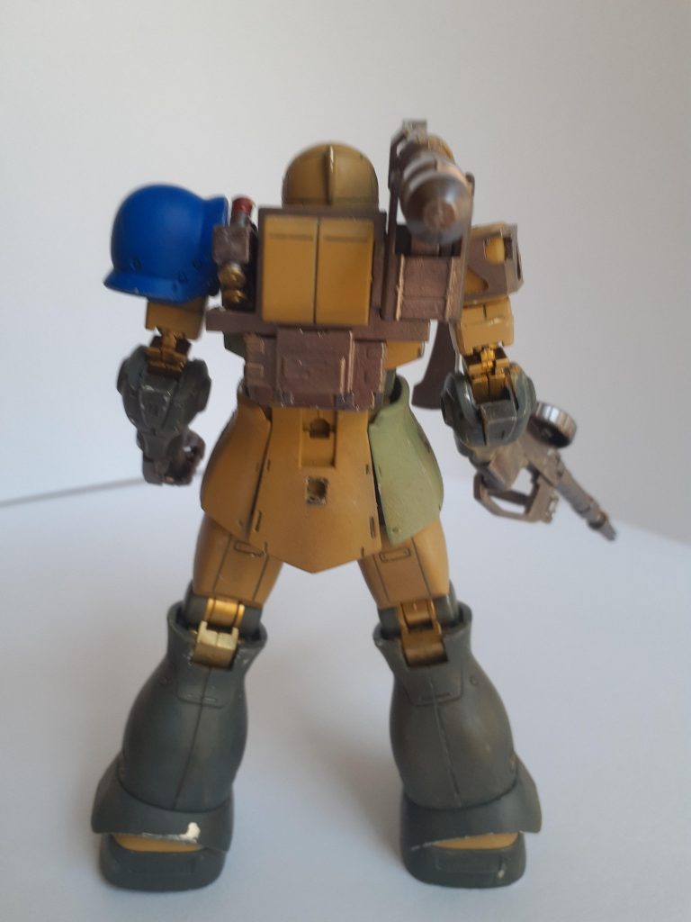 背中はザクハーフキャノンから。