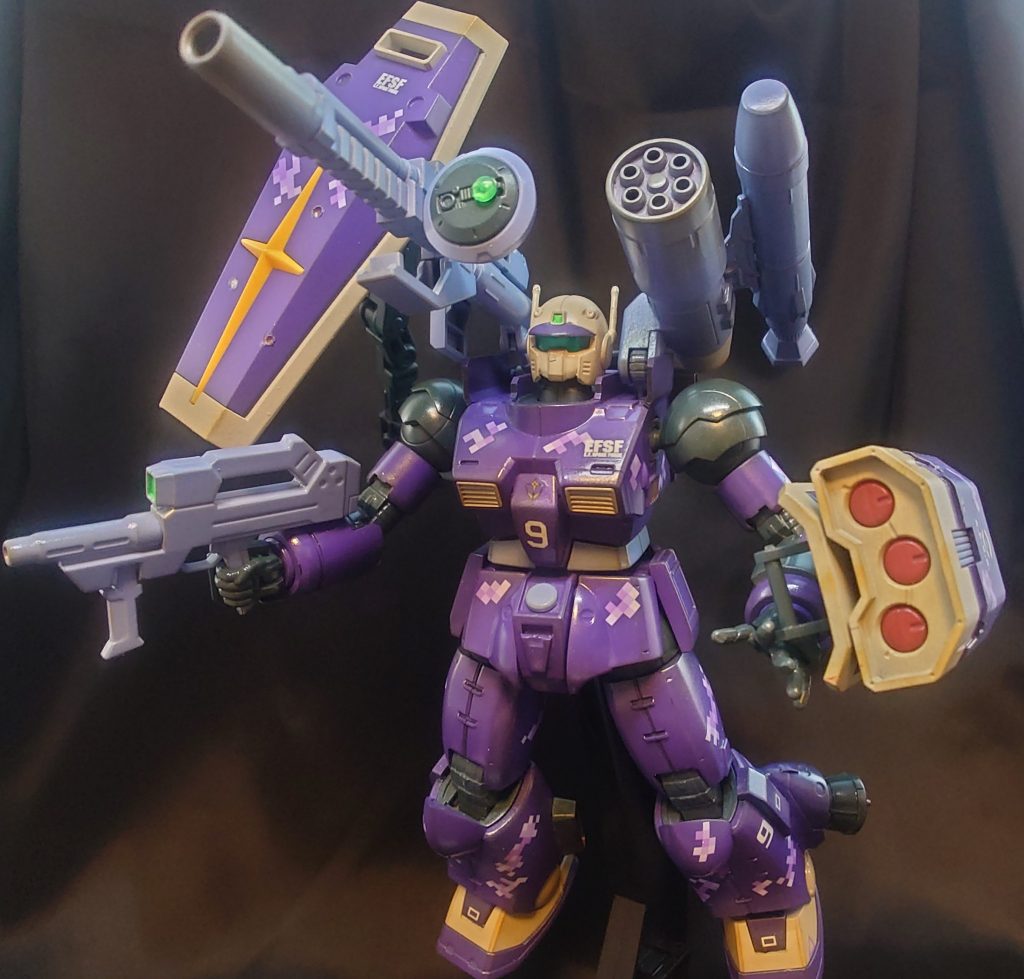 右肩のキャノンはシュバルベグレイズのライフルを加工して延長しております。その他ビルダーズパーツ中心でひたすら盛ってます。節操無さ過ぎですが、それもこれもデフォルトの貧弱装備から少しでも脱却したかったから(笑)