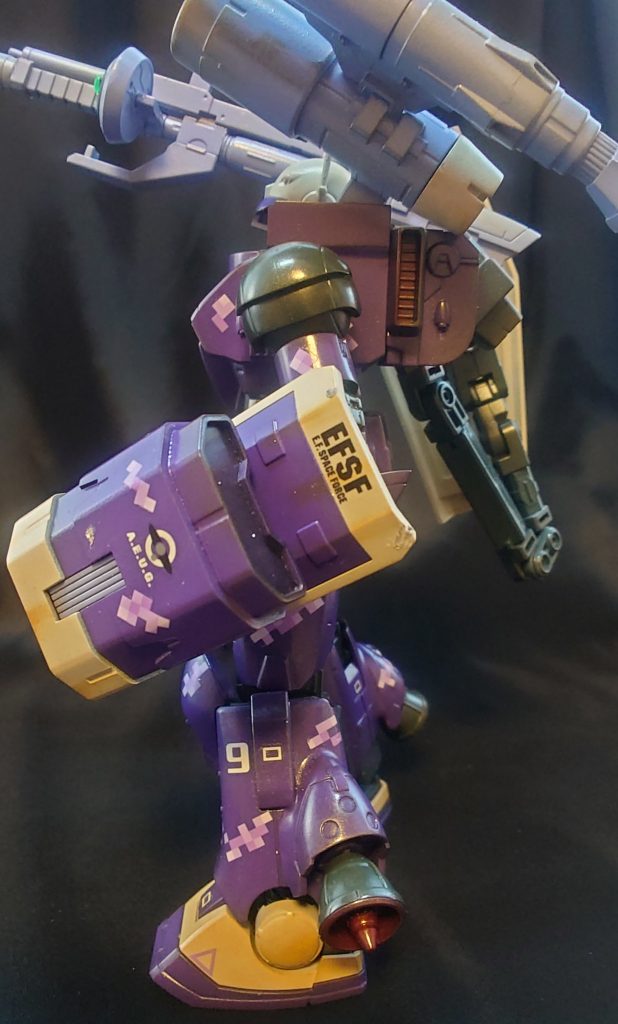 元々堅牢で知られるガンキャノンの装甲であるが、本機には従来の携行式小型シールドに３連装マルチミサイルポッドを追加。一層の火力・防御力強化が図られた。以上のようにアップグレードを施された本機であるが、実際にソロモン攻略戦に配備されたかについては、軍の公式記録から記述が削除されているため定かではない。一説には、一部の機体においてビーム攪乱幕弾の代わりに戦術核ミサイルを（無断で）搭載していることが発覚して上層部の怒りを買ったとか、そもそも非公式ながらかつてスミス海におけるモビルスーツ戦において一方的に蹂躙されるだけであった、いわば連邦軍の「黒歴史」を記憶からも記録からも消し去りたかったから、とも言われているが、何れも真偽の程は不明である。なお、機体の一部にマーキングされている「A.E.U.G」の文字であるが、これは共同開発のアナハイムエレクトロニクス技術者に対する謝意を込めた遊び心からとされているものの、後年、同名の反地球連邦組織が武装蜂起していることから、様々な憶測をよんでいる…