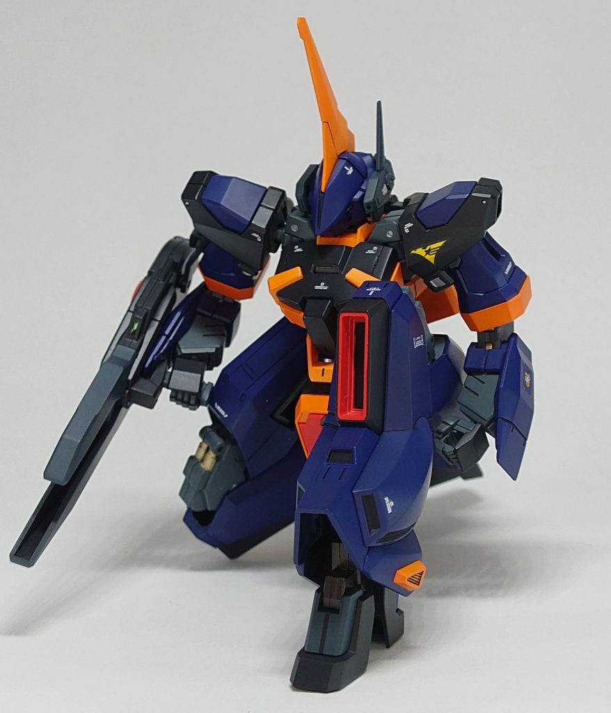 足が長くフロントスカートがないので膝立ちがバッチリ決まりますね。前回投稿したガンダムMk-Ⅲの僚機という設定で制作しました。とういことで‥