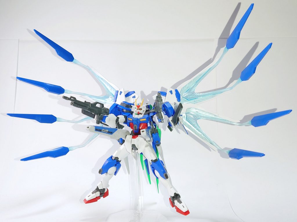 武装その2〜6:クスィフィアス3レール砲×2、バラエーナプラズマ収束ビーム砲×2、スーパードラグーン×8、カリドゥス複相ビーム砲、75mm対空自動バルカン砲塔システム×2クスィフィアスはGNドライヴの裏側、バラエーナは腰に装備。