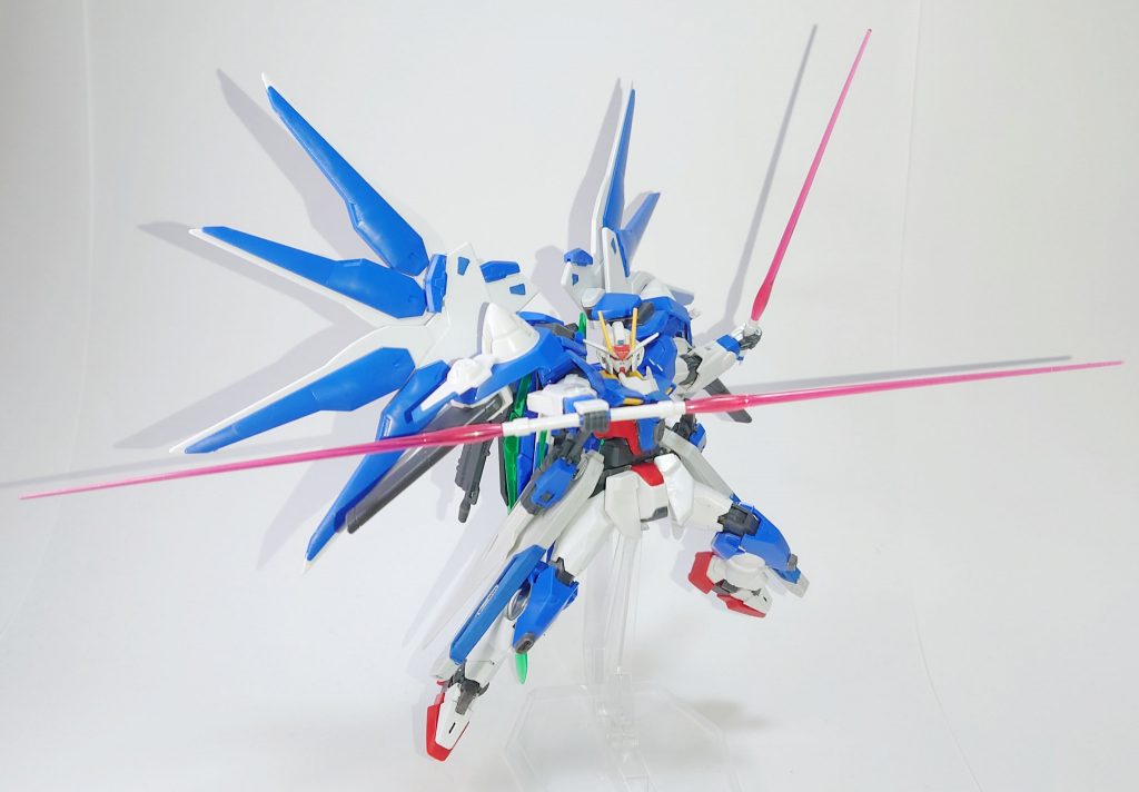 武装その9:シュペールラケルタビームサーベル×4GNドライヴの真下と腰部リアアーマーに装備。どちらの組も連結可能(腰のと太陽炉下のと組み合わせるのも可)なのでアンビデクストラスハルバードモード×2も可能。