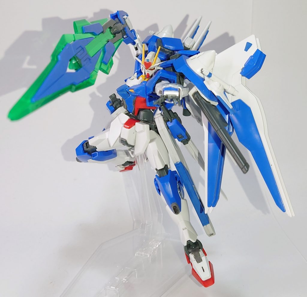 武装その9:GNソードビット(A×2、B×2、C×2)クアンタのものそのままなのでGNソードVに合体しバスターソードにもバスターライフルにも出来ます。普段は基部ごと背部に装備。