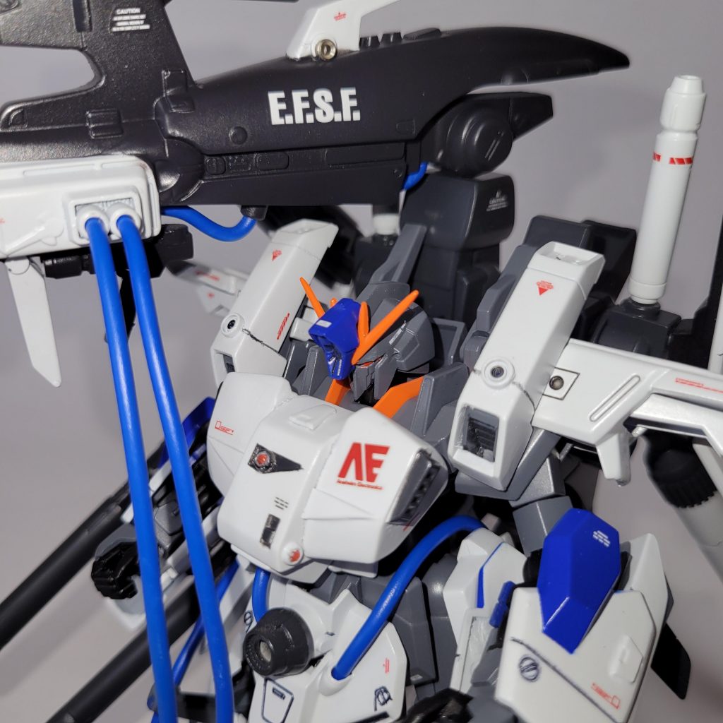 ☆頭部upの写真ツインアイにはHアイズのレッドを取り付けて蛍光レッドをペタペタ🥺光ると思いますがブルーライトが無いことに気づきました(今更かよw)勿論頭とフェイスは後はめ加工してます😊