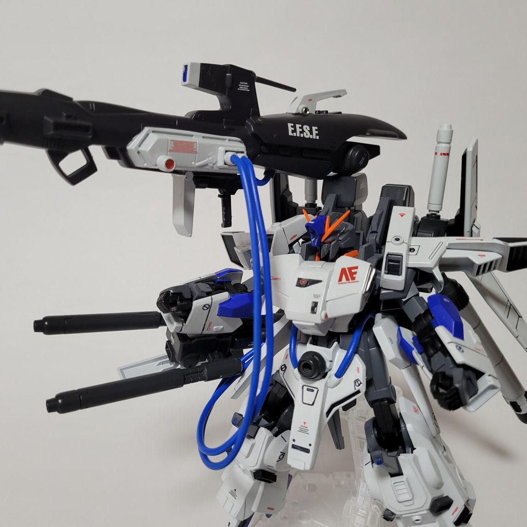 ☆初期設定はいかにFAZZに近づけるかでしたがあまりにも情報量が少なくシンプルすぎたので各部情報量up、エネルギーパイプを電装系で使う青配線に変え、ハイパーメガカノンのケーブルもエルガイムのようなケーブルに見立てました😆追加部品は頭部にZZのハイメガを移植、ZZのバックパック両サイドにZZIIの羽を取り付け、コトブキヤのプロペラントタンクを追加しました🤤