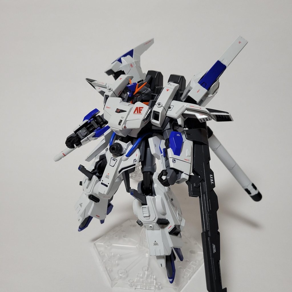 ☆FAZZIIフルバーニアン製作途中に思いついたプランです😅このままでは普通だと思いプロペラントタンク付けたから推進力upしても大丈夫だろうと安易な考えで、初投稿のライトニングカスタムを作った時に使わなくなったバーニア(ライトニングバックウェポンシステム MK-IIの物)を左右追加装備、右腕に付いていたダブルビームライフルをバックパックサーベルに変更(設定ではビームも撃てるしサーベルにもなりますw)、左腕にZZIIハイパーロングライフルを装備しました🥺