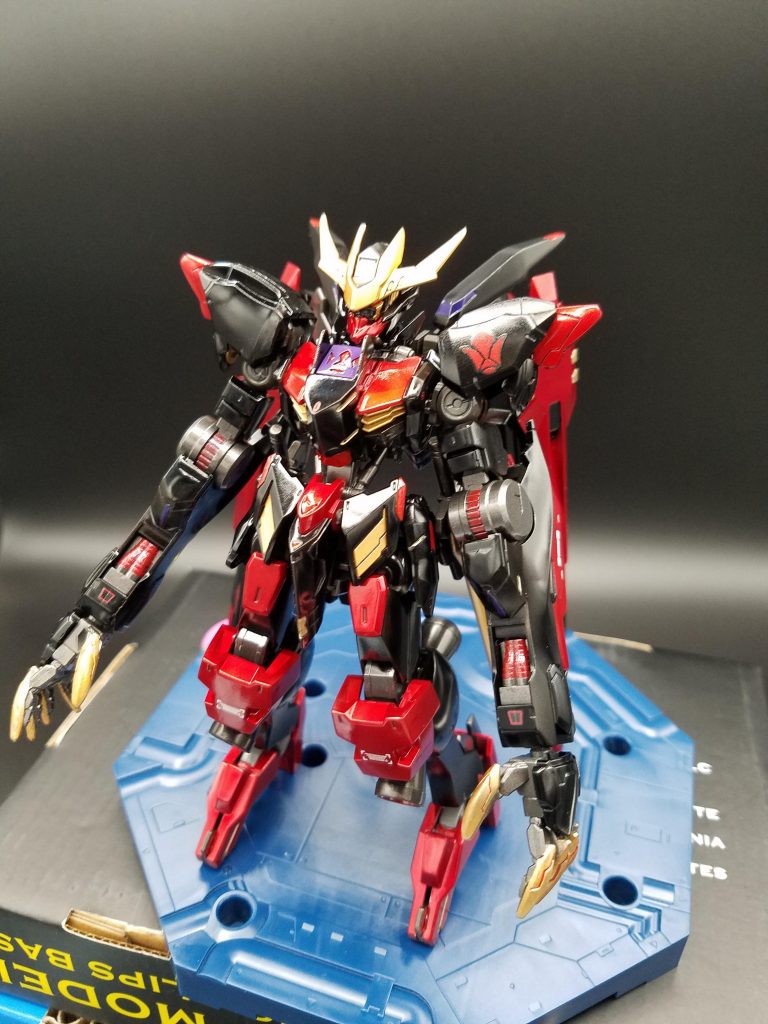 前後の重量のバランスが悪い為、綺麗に立たせる事が出来ません。黒色をメインカラーにした為、すごく中二病的な機体になりました。機体内容を一応説明しますと頭、胴体、腕：バルバトスルプスレクス足：ヴィダール　　肩：バエルバックパック：バエル＋ヴィダール腰：ルプスレクス（前面）　バエル＋ヴィダール（背面）　バエル（左右）