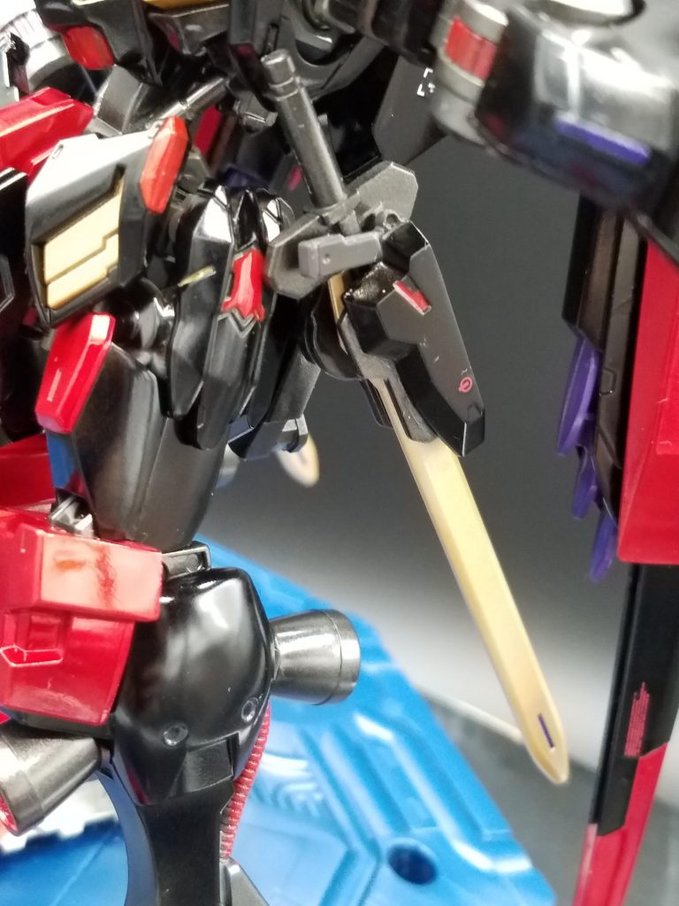 バエルの腰パーツにヴィダール腰パーツを付けて、ハンドガンを追加しました。しかし握り手のハンドパーツを片方失くしてしまい両手持ちで決めポーズが出来なくなった為、ハンドガンを装備した写真はありません。