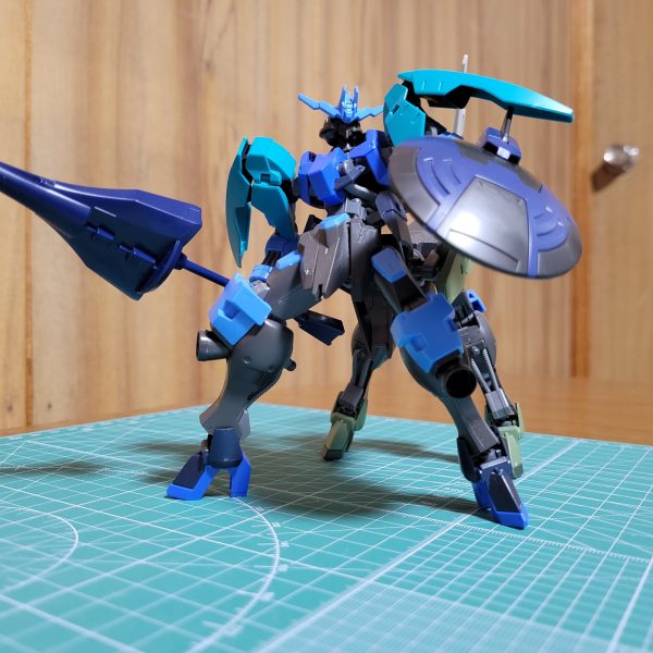 ヴィダールタウロスこの作品はガンプラ制作を始めた2021年の秋頃に作った物で部屋の片隅に置いてあったのでストーリーに上げてみました😅ガンプラ制作を始めたタイミングが悪く、店頭にガンプラがほとんど残って無い状態でした😱唯一少量残っていたのが鉄血シリーズで、アニメを見た事が無かったので見てみると凄くハマりました🤤早速店頭に残っている鉄血シリーズを探して買い集めて作りました✌️ふと何かこのガンプラ達でミキシング出来ないかなぁ〜と思い閃いた💡のが、ケンタウロスにすればカッコイイかも🤩でした……早速バラして試行錯誤して落ち着いたのがサムネのヴィダールタウロスです😅写真1上からと、後ろからの写真写真2サムネのミキシングに辿り着くまでに途中で考えたミキシング写真です😨そして今年バルバタウロスが発売されました😱この作品を仕上げるのはまだ考えていませんが、いづれ理想のミキシングになった作品に完成させたいと思います🤩それまでは少し封印です😣長い文章にお付き合い下さり有難うございました🤗（1枚目）