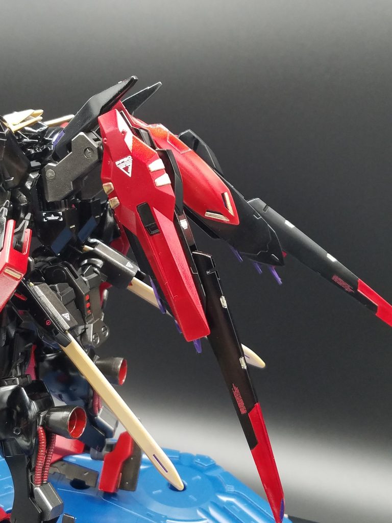 バエルの翼を左右逆に付け、外側を削ってヴィダールのバックパックを付けました。