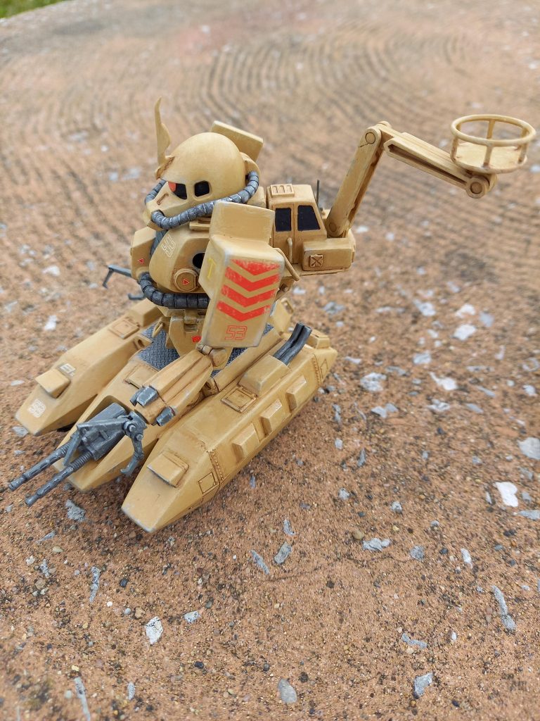 クレーンの運転席にはアンテナも追加。