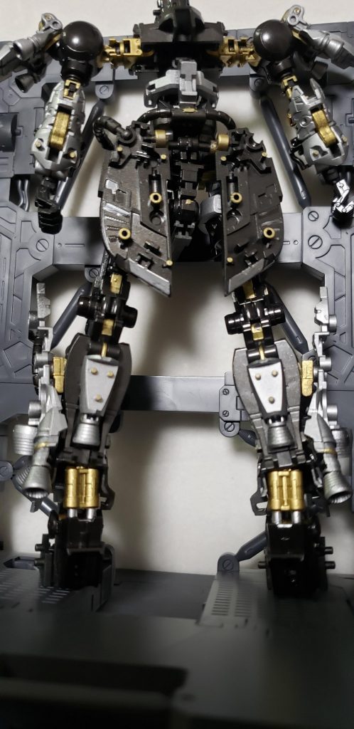 足首のシリンダーも1度バラして金銀で塗り分け。腰周りがあまりに弱いのでレジンを流し込み固定しました