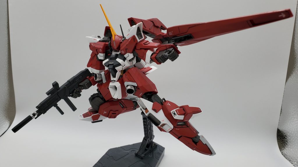 AGE-3の腕に元々装備されていたサーベルラックは磁石を使用して脚にマウントできるようにしました。左手に持っているライフルはジェスタキャノンの装備です。