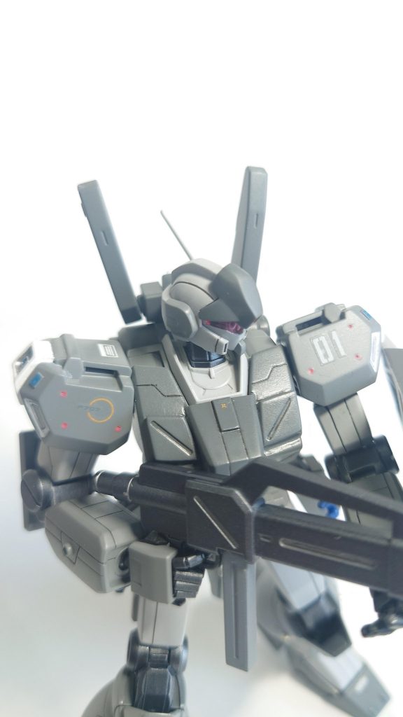 ここからは改造の内容を。ゴーグルは任務内容が絞られるため凡庸性を重視してバイザーに。鶏冠との境目を埋めるように延長しました。胸部アーマーは一度切断してプラ板でパンプアップ。