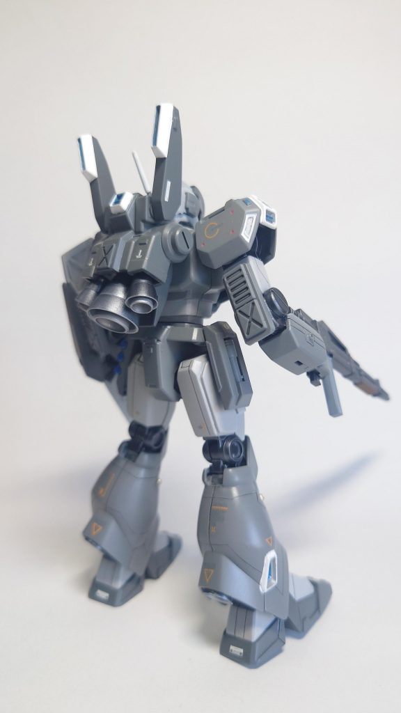 リアビューバーニアを二重構造に。膝裏も切り込んで可動範囲を広げています。太腿の外側にプラ板を貼付け太さを増してます。