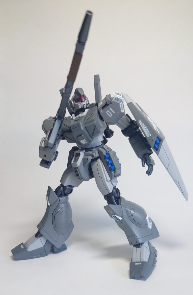 腰の軸を2ミリ延長、プラ板でリング状の腰上パーツを入れたことで捻りを入れても隙間が埋まるようにしました。脹脛には100均のビーズを埋め込んでます。ライフルはジャンクパーツで延長しました。