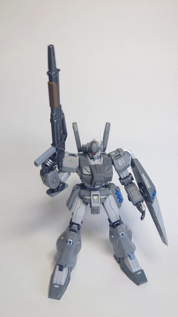 最後はポージング。全体的には、スジボリ、チップ、デカールでドレスアップ。肘、腰を延長したことで自分好みのバランスになってくれました。シールドのエンブレムは手描きなのでくれぐれも上の画面に戻ってのアップは厳禁です(笑)最後までご覧いただき、ありがとうございましたm(_ _)m