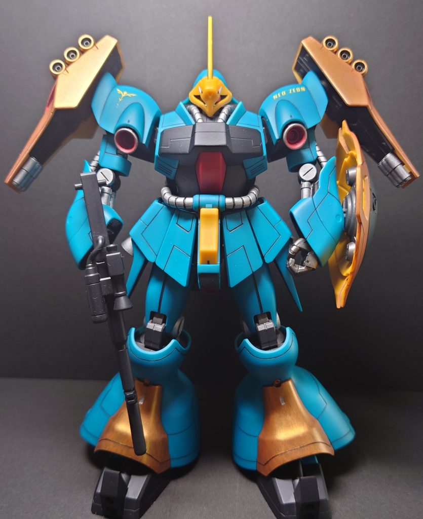 重量感を感じる素晴らしいキットでした。ですがスジ彫り等を施さないと表面がのっぺりしており殺風景な印象を受けます。拙いながらも胸、腕、腰、足と随所にスジ彫りを施しましたが、ショルダーアーマーだけはどうしても思い浮かばず・・・。もともとデカールを貼る予定だったのでほぼそのままです。