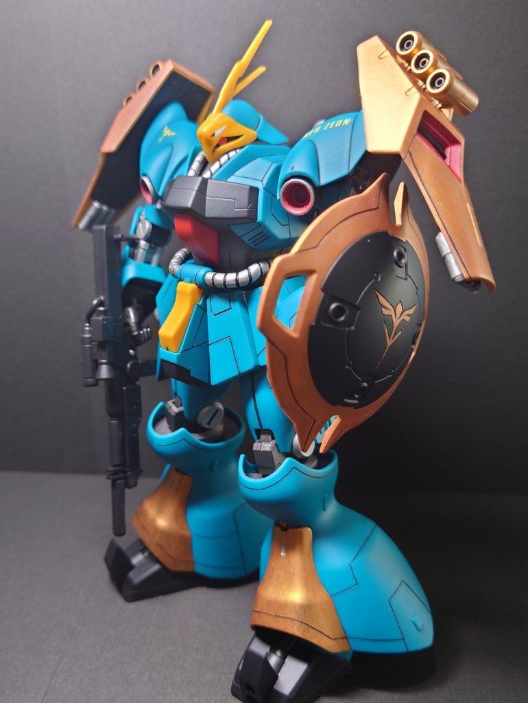 胸部装甲、足接地部分、シールド中央等は黒サフからの艶消しトップ。黄色いパーツは大抵CITADEL COLORのGEHENNA'S GOLDを筆塗りしました。が、頭部装甲、アンテナ、腰部中央は成型色のままなので少し浮いてます。でも悔いはない。関節部等金属的なパーツには同じくCITADELのIRONBREAKERを使用。鉄っぽい質感が好きです。